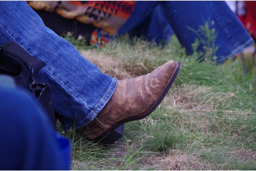 What jeans look good with cowboy boots? When wearing cowboy boots with jeans, men don t tuck jeans into cowboy boots, they do the opposite. For matching with men s cowboy boots, the end of jeans must be wide enough to fit the boot shaft. Bootcut jeans are an extremely suitable partner to pair with cowboy boots. It is no exaggeration to say that they are God s gift to cowboy boots. Bootcut jeans can make a nice cowboy look because they fit neatly from the knees upwards, and they get wider from knees to the end enough to tuck the shaft into cowboy boots. This is the standard to choose suitable jeans to wear with cowboy boots!