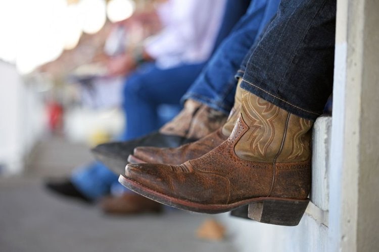 Do you tuck jeans into cowboy boots? Usually, men shouldn t tuck jeans into cowboy boots. It is not beautiful and a bit pretentious. If you are a female, feel free to tuck jeans into cowboy boots. It s no problem at all. However, you don t always have to tuck jeans into cowboy boots, if your job needs you to tuck jeans into cowboy boots, just do it.